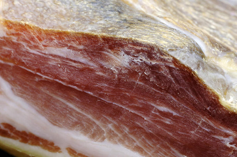 无人,横图,俯视,室内,特写,白天,烹饪,餐桌,桌子,一块,切开,阴影,朦胧,模糊,光线,影子,生食,火腿,切,餐台,剖面,切面,烹调,彩图,高角度拍摄