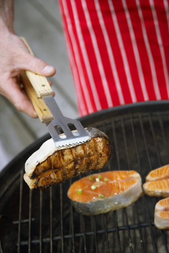 海鲜,三文鱼,西方人,一个人,竖图,俯视,室外,特写,白天,烧烤,鲑鱼,金属制品,欧洲,欧洲人,仅一个男性,仅一个人,握,阴影,条纹,朦胧,模糊,光线,金属,围裙,影子,烤架,烤肉,拿,拿着,水产,块,海洋生物,仅一个年轻男性,红色,夹子,铁架,握着,大马哈鱼,水生动物,海产品,水生物,海底动物,撒蒙鱼,萨门鱼,冰海之皇,鲑,食品夹,食物夹,面包夹,意粉夹,马哈鱼,麻哈鱼,大麻哈鱼,男人,男性,年轻男性,白种人,半身,彩图,高角度拍摄