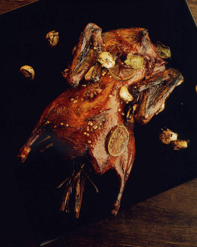 无人,竖图,俯视,室内,特写,白天,烧烤,餐具,阴影,朦胧,模糊,光线,碟子,盘,影子,肉,鸭肉,肉类,盘子,碟,肉食,彩图,高角度拍摄