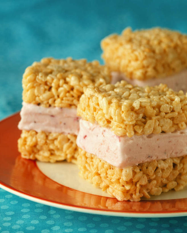 点心,无人,竖图,俯视,室内,特写,白天,桌面,桌子,草莓,浆果,餐具,水果,阴影,朦胧,模糊,新鲜,光线,木制,布料,碟子,盘,影子,谷类,谷物,生食,食品,冰激凌,果实,米,清凉,布纹,大米,桌布,食物,糕点,一个,盘子,餐巾,木制品,碟,台布,冷饮,舒服,冰淇淋,有机食品,绿色食品,单个,解暑,解渴,炒米,雪糕,舒爽,冰糕,消暑,洋莓,水果皇后,红莓,地莓,彩图,高角度拍摄