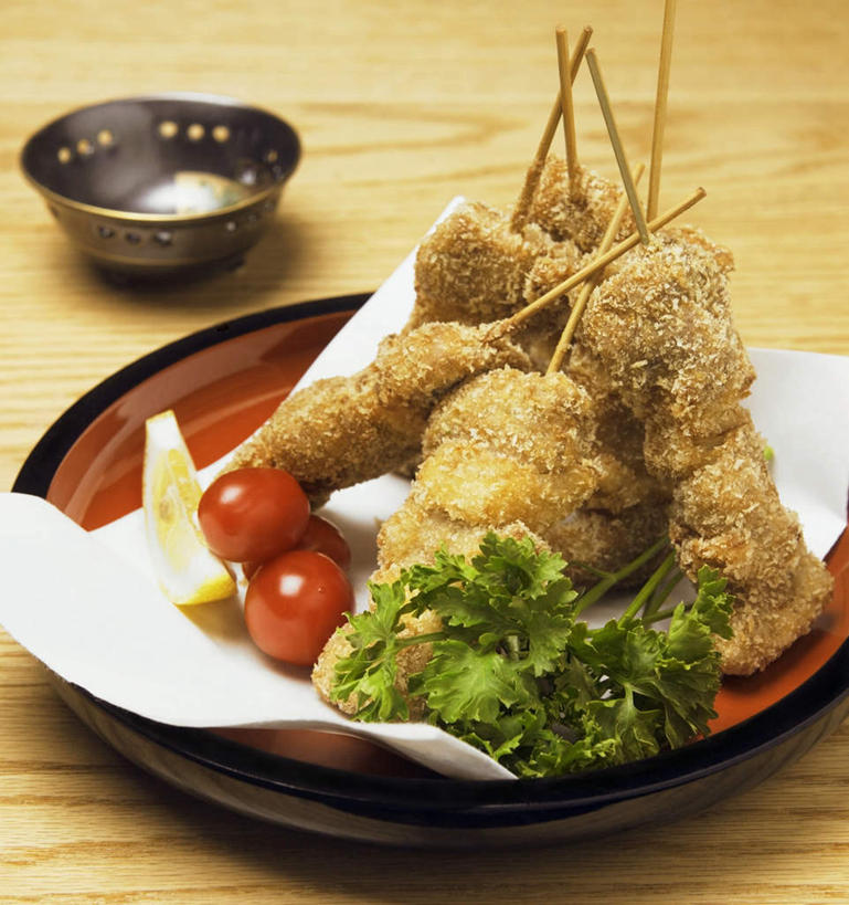 无人,竖图,俯视,室内,特写,白天,桌面,桌子,柑橘,芹菜,蔬菜,西红柿,餐具,阴影,新鲜,光线,木制,碟子,盘,影子,陶瓷,肉,鱼肉,食品,陶瓷制品,肉类,食物,一个,盘子,木制品,容器,碟,碗,有机食品,绿色食品,单个,储藏,储存,肉食,肉串,根芹菜,根洋芹,球根塘蒿,橘子,桔子,橙子,橙,樱桃番茄,药芹,水芹,圣女果,旱芹,番茄,彩图,高角度拍摄,贮存