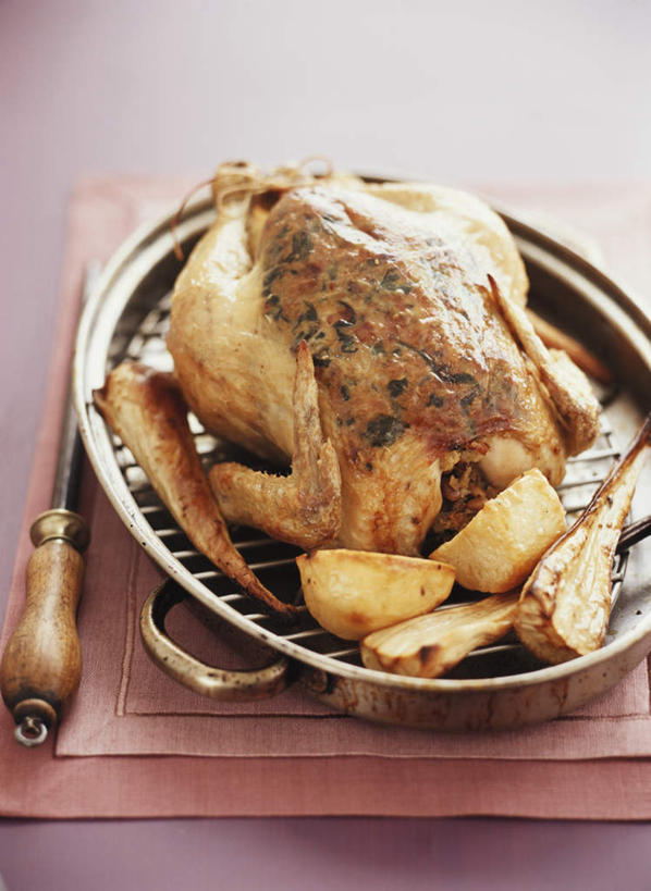 无人,竖图,俯视,室内,特写,白天,烹饪,西餐,桌面,桌子,蔬菜,土豆,厨具,金属制品,阴影,新鲜,光线,金属,木制,锅子,影子,鸡肉,肉,料理,食品,烤肉,锅,松子,松子仁,菜肴,美食,肉类,食物,两个,木制品,烤鸡,西式,佳肴,有机食品,绿色食品,锅具,松仁,磨刀棒,肉食,烹饪用具,馍馍蛋,松籽仁,烹调用具,洋芋,山药蛋,马铃薯,烹调,彩图,高角度拍摄