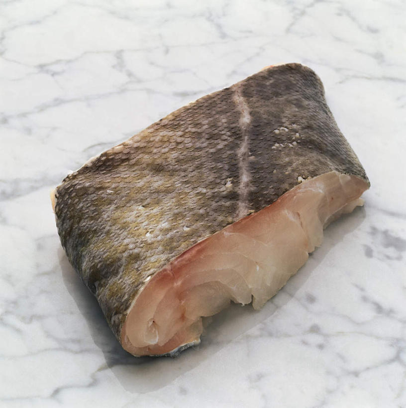 海鲜,无人,竖图,俯视,室内,特写,白天,桌面,桌子,阴影,光线,鱼,影子,大理石,肉,鱼肉,水产,肉类,鱼类,海洋生物,一个,红色,灰色,单个,水生动物,海产品,水生物,肉食,海底动物,鳕鱼,大理石制品,鳘鱼,大西洋真鳕,真鳕,彩图,高角度拍摄