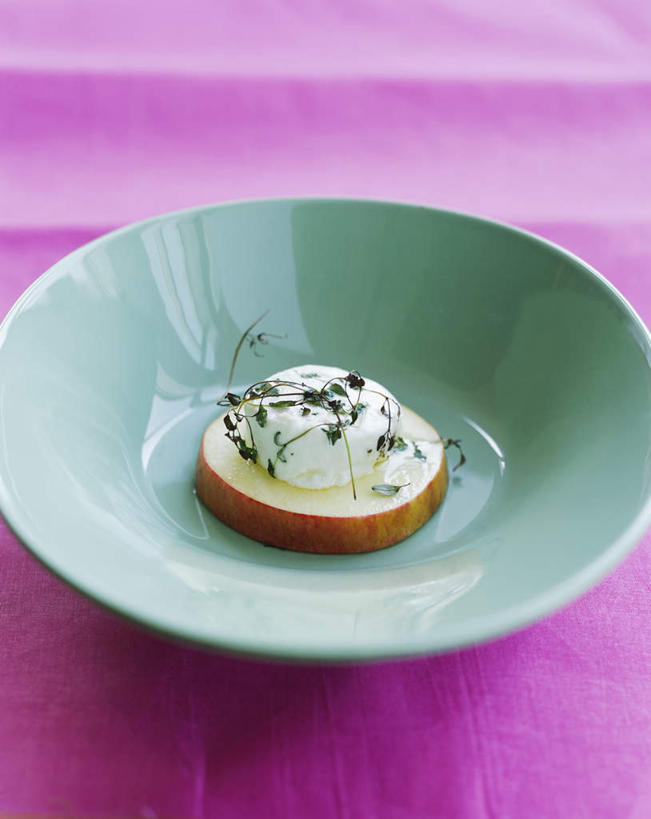 无人,竖图,俯视,室内,特写,白天,餐桌,桌子,野生动物,羊,苹果,蔬菜,餐具,水果,一块,阴影,朦胧,模糊,新鲜,装饰,光线,碟子,盘,影子,生食,干酪,起司,食品,果实,芝士,营养,食物,一个,动物,盘子,碟,乳酪,可爱,摄影,活泼,有机食品,绿色食品,影棚,单个,餐台,华丽,修饰,点缀,乳制品,发酵,山羊奶酪,马郁兰,衬托,美观,雅致,雅观,招财,马娇兰,马娇莲,马沃兰,茉乔挛那,牛藤草,叶沃刺那,山羊,彩图,高角度拍摄,影棚拍摄,拍摄