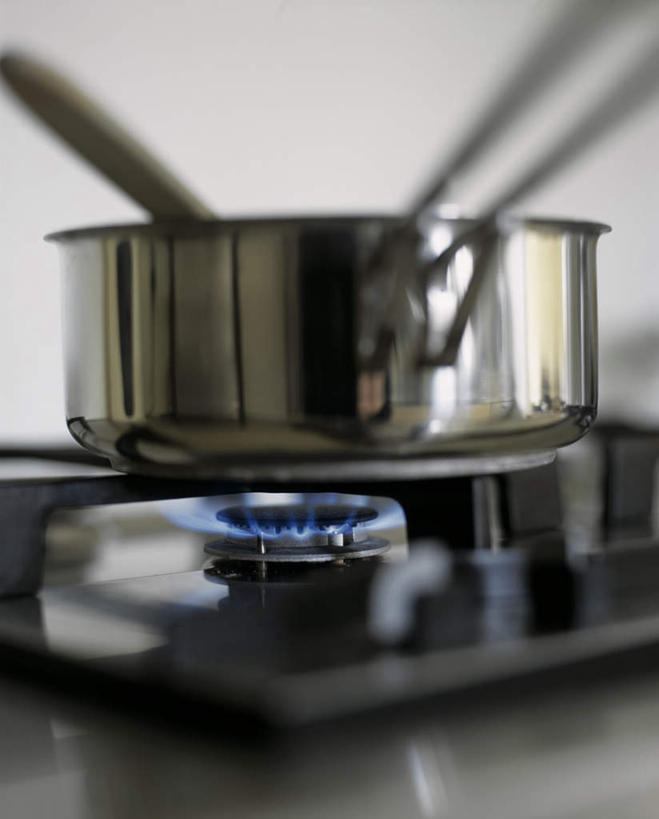 无人,竖图,俯视,室内,特写,白天,烹饪,热情,桌面,桌子,厨具,火,金属制品,阴影,朦胧,模糊,光线,金属,木制,锅子,火焰,影子,燃烧,锅,一个,木制品,单个,锅具,灶具,燃气灶,烹饪用具,燃气具,烹调用具,烹调,彩图,高角度拍摄