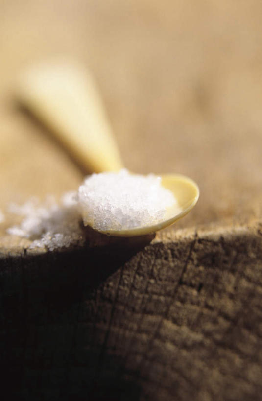 无人,竖图,俯视,室内,特写,白天,桌面,桌子,阴影,朦胧,模糊,光线,木制,影子,勺子,调料,盐,调味品,调味料,食盐,一个,木制品,调羹,汤匙,单个,彩图,高角度拍摄