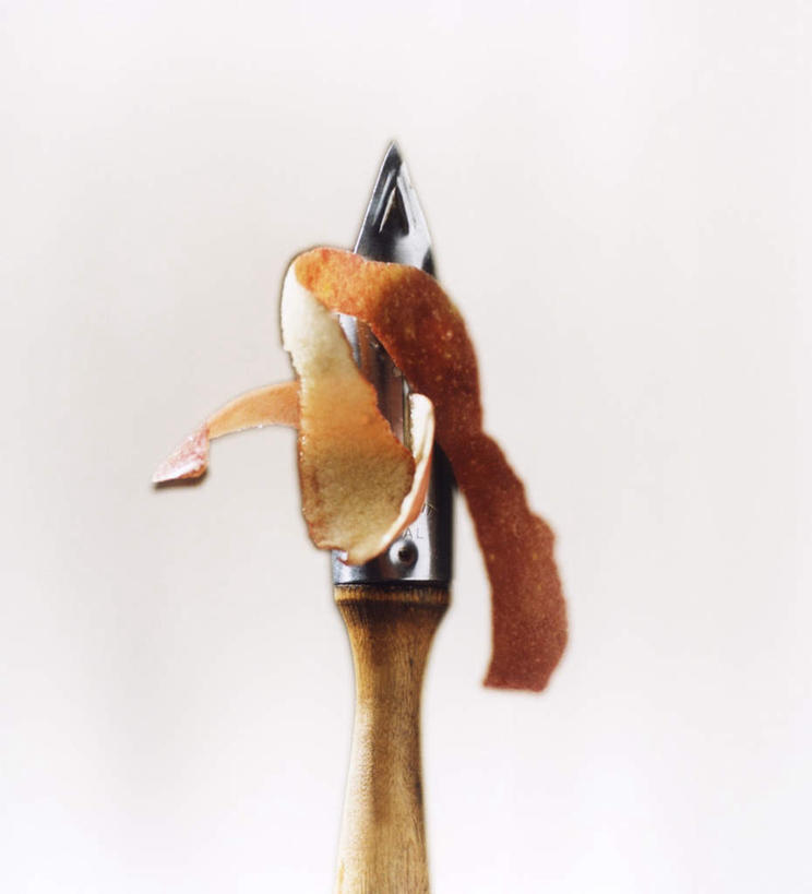 无人,竖图,室内,特写,白天,白色背景,正面,桌面,桌子,苹果,水果,金属制品,阴影,新鲜,光线,金属,木制,影子,生食,食品,果实,果皮,食物,木制品,摄影,有机食品,绿色食品,影棚,剥皮器,彩图,影棚拍摄,拍摄