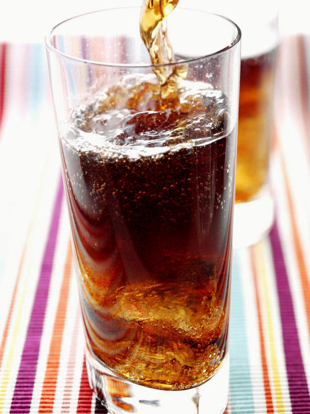 无人,竖图,俯视,室内,特写,白天,桌面,桌子,杯子,阴影,光线,木制,布料,影子,冰,冰块,布纹,冷冻,玻璃制品,桌布,两个,餐巾,木制品,水杯,台布,寒冷,冷藏,冰冷,苏打,保鲜,碳酸钠,化学物质,纯碱,碱面,玻璃杯,彩图,高角度拍摄