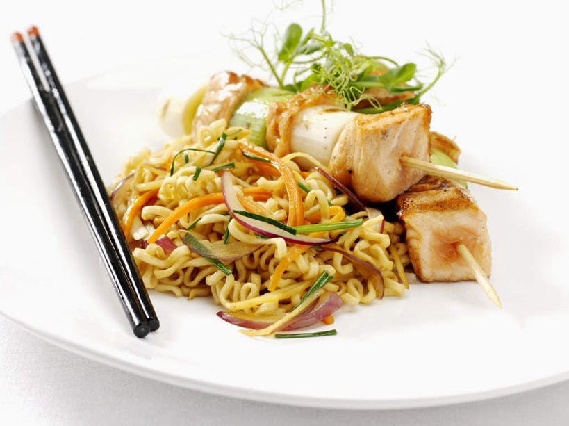 面食,面条,三文鱼,意大利面,无人,横图,俯视,室内,特写,白天,白色背景,西餐,筷子,桌面,桌子,鲑鱼,萝卜,胡萝卜,蔬菜,洋葱,餐具,阴影,新鲜,光线,木制,碟子,盘,影子,葱,青葱,面,肉,鱼肉,料理,食品,文化,传统,肉类,食物,一个,盘子,木制品,碟,西式,摄影,有机食品,绿色食品,影棚,单个,礼节,大马哈鱼,礼仪,肉食,肉串,撒蒙鱼,萨门鱼,冰海之皇,鲑,马哈鱼,麻哈鱼,大麻哈鱼,进餐用具,圆葱,洋葱头,球葱,红萝卜,甘荀,彩图,高角度拍摄,影棚拍摄,拍摄