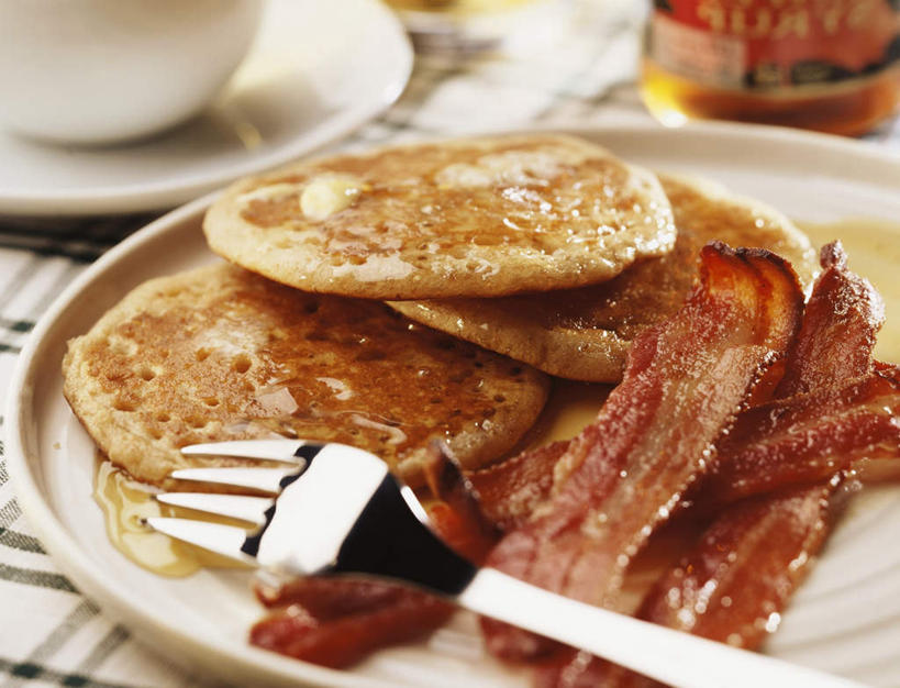 无人,横图,俯视,室内,特写,白天,烹饪,西餐,桌面,桌子,餐具,阴影,光线,木制,叉子,碟子,盘,影子,面饼,肉,料理,食品,猪肉,菜肴,美食,肉类,食物,两个,盘子,木制品,碟,西式,佳肴,烤饼,肉食,餐叉,豚肉,熏猪肉,进餐用具,彩图,高角度拍摄