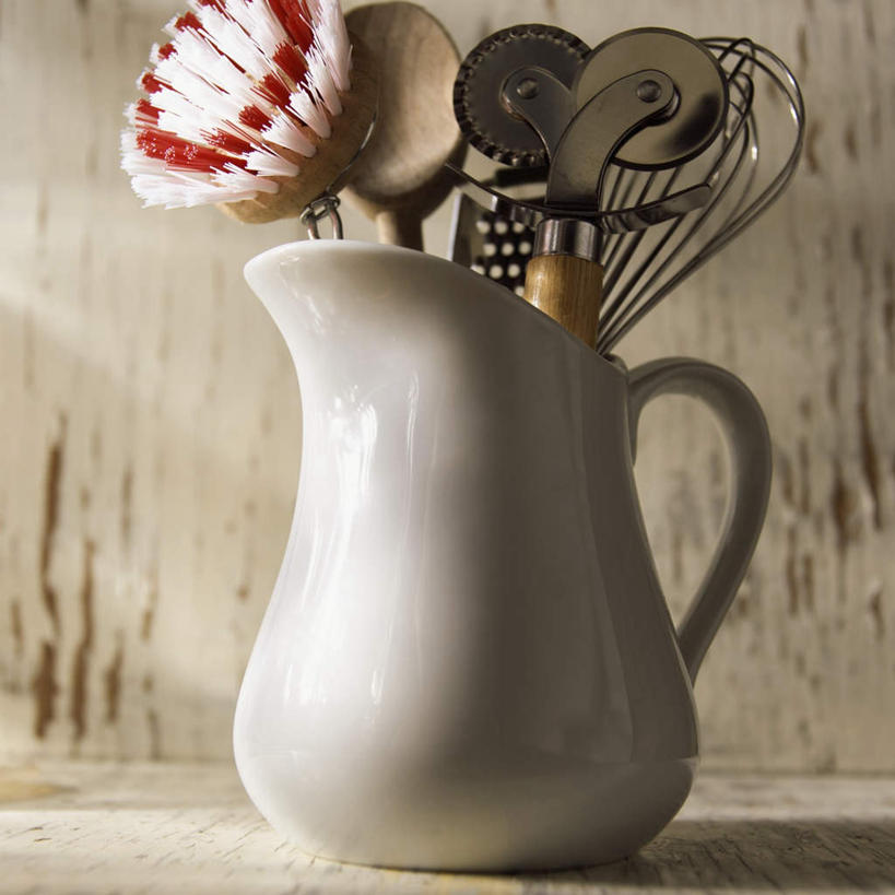 无人,方图,室内,特写,白天,仰视,桌面,桌子,静物,许多,阴影,光线,木制,壶,刨丝器,影子,勺子,刀具,很多,水壶,茶壶,木制品,容器,调羹,搅拌器,汤匙,刀,披萨刀,比萨刀,比萨轮刀,轮刀,匹萨刀,匹萨轮刀,彩图,低角度拍摄,披萨轮刀