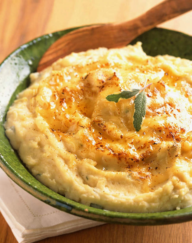 无人,竖图,俯视,室内,特写,白天,餐桌,桌子,蔬菜,土豆,叶子,阴影,朦胧,模糊,新鲜,装饰,光线,木制,影子,勺子,陶瓷,食品,绿叶,陶瓷制品,食物,两个,木制品,容器,调羹,汤匙,碗,嫩叶,有机食品,绿色食品,餐台,储藏,华丽,修饰,点缀,配菜,储存,馍馍蛋,衬托,美观,雅致,雅观,叶,叶片,洋芋,山药蛋,马铃薯,彩图,高角度拍摄,菜泥,贮存