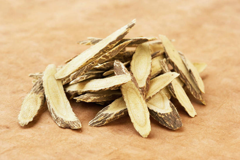 无人,横图,俯视,室内,特写,白天,植物,桌面,桌子,一堆,许多,阴影,堆叠,堆积,光线,木制,影子,草药,药草,很多,中药,木制品,摄影,影棚,堆,甘草,药材,中草药,中药材,本草,生甘草,彩图,高角度拍摄,影棚拍摄,拍摄