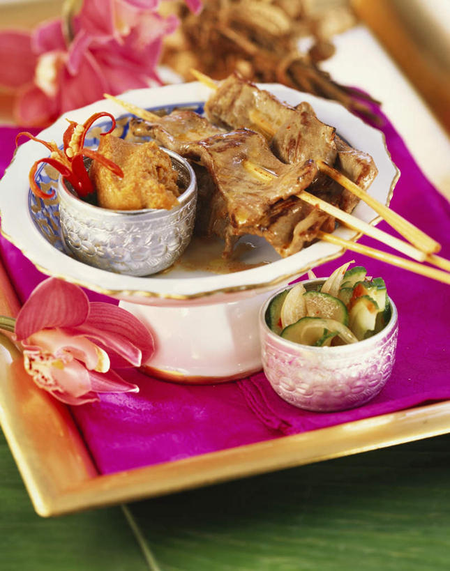 无人,竖图,俯视,室内,特写,白天,烹饪,餐桌,桌子,餐具,叶子,阴影,装饰,盛开,光线,碟子,盘,影子,调料,酱料,酱汁,肉,佐料,牛肉,料理,食品,绿叶,调味品,调味料,泰式,花蕾,芭蕉叶,酱,菜肴,美食,肉类,泰国料理,竹签,花,花瓣,花朵,鲜花,食物,绿色,盘子,碟,花苞,花蕊,嫩叶,佳肴,餐台,华丽,修饰,点缀,肉食,取食签,衬托,美观,雅致,雅观,泰菜,泰国菜,泰式料理,叶,叶片,彩图,高角度拍摄