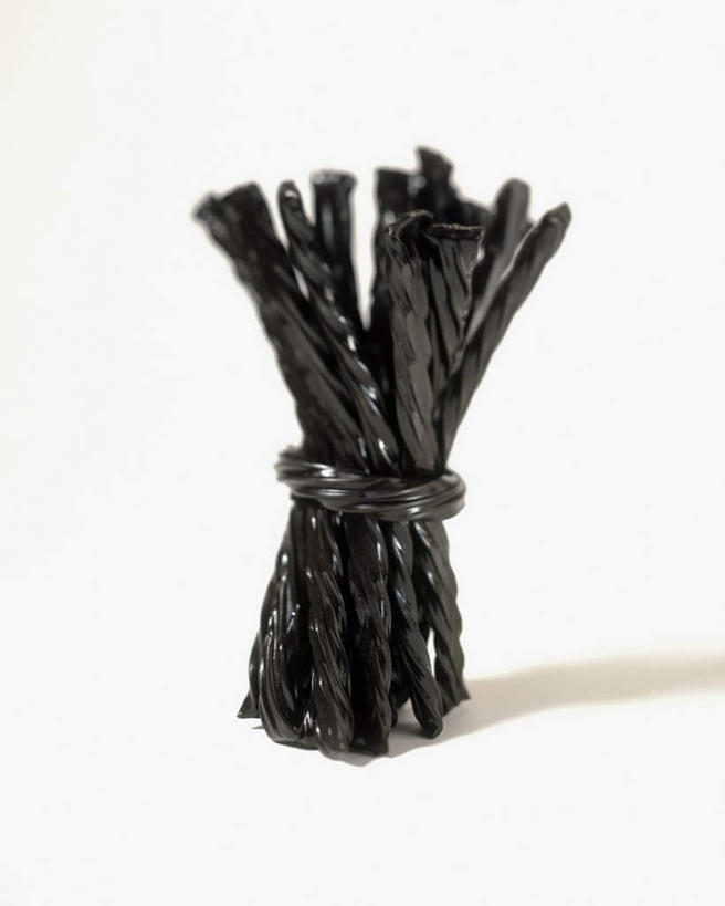 无人,竖图,俯视,室内,特写,白天,白色背景,植物,许多,阴影,光线,影子,食品,糖,糖果,甜点,甜品,草药,药草,很多,中药,食物,黑色,甜食,摄影,影棚,捆绑,甘草,药材,中草药,中药材,本草,绑缚,生甘草,彩图,高角度拍摄,影棚拍摄,拍摄