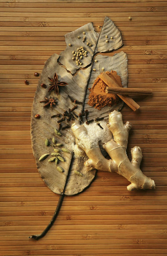 无人,竖图,俯视,室内,特写,白天,植物,餐桌,桌子,姜,叶子,许多,阴影,光线,影子,调味,香料,佐料,绿叶,草药,药草,肉桂,很多,中药,茴香,嫩叶,餐台,八角,八角茴香,大茴香,配料,止咳,药材,中草药,桂皮,茴芹,中药材,本草,止痛,八月珠,舶茴香,大料,作料,官桂,牡桂,筒桂,香桂,玉桂,解毒,鹅脚板,异叶茴芹,发汗,温肺,温胃,行气,止呕,百辣云,叶,叶片,生姜,老姜,彩图,高角度拍摄,散寒