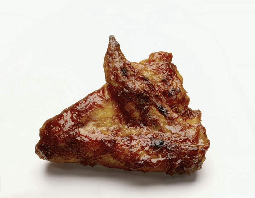 无人,横图,俯视,室内,特写,白天,白色背景,烹饪,阴影,光线,影子,鸡肉,肉,料理,食品,烤肉,鸡翅,炸鸡翅,菜肴,美食,肉类,食物,一个,红色,烤鸡,摄影,佳肴,影棚,单个,肉食,彩图,高角度拍摄,影棚拍摄,拍摄