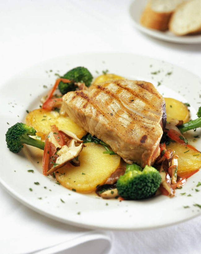 无人,竖图,俯视,室内,特写,白天,烹饪,烧烤,西餐,餐桌,桌子,蔬菜,土豆,餐具,一堆,许多,阴影,堆积,朦胧,模糊,新鲜,光线,鱼,碟子,盘,影子,花菜,花椰菜,西兰花,调味,肉,香料,鱼肉,佐料,牛排,牛肉,料理,食品,烤肉,菜肴,美食,肉类,鱼类,海洋生物,食物,一个,盘子,碟,西式,佳肴,有机食品,绿色食品,单个,餐台,堆,配料,水生动物,水生物,肉食,海底动物,旗鱼,馍馍蛋,作料,芭蕉鱼,洋芋,山药蛋,马铃薯,彩图,高角度拍摄