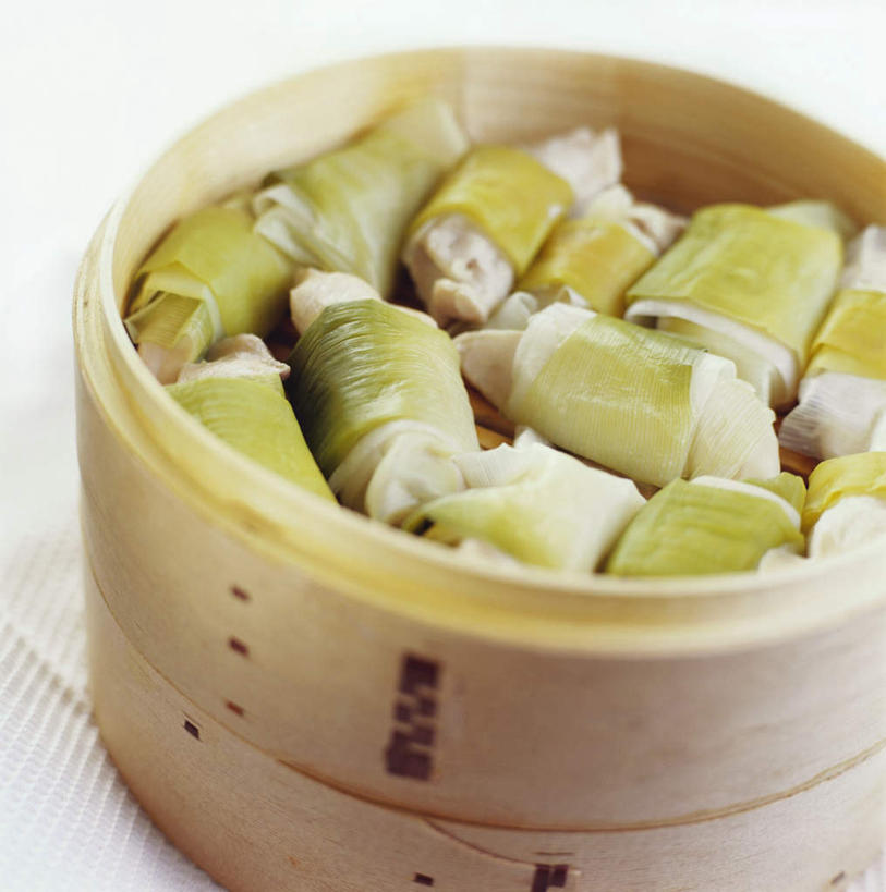 蒸笼,无人,竖图,俯视,室内,特写,白天,白色背景,烹饪,中餐,植物,餐桌,桌子,蔬菜,厨具,阴影,竹制,新鲜,反射,包裹,影子,鸡肉,肉,料理,食品,草药,药草,菜肴,美食,肉类,中药,食物,一个,中式,摄影,佳肴,有机食品,绿色食品,影棚,单个,餐台,卷,竹制品,笼屉,药材,中草药,肉食,烹饪用具,中药材,本草,地菜,地米菜,护生草,假水菜,菱角菜,荠菜,烹调用具,烹调,彩图,高角度拍摄,影棚拍摄,拍摄