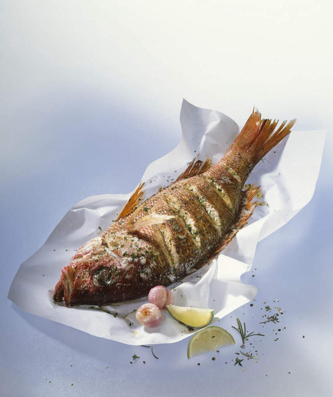 海鲜,无人,竖图,俯视,室内,特写,白天,餐桌,桌子,水果,一条,切开,阴影,朦胧,模糊,新鲜,反射,鱼,包装,包装纸,铝箔纸,锡箔纸,影子,纸,调味,肉,生食,香料,鱼肉,佐料,果实,纸张,水产,肉类,鱼类,海洋生物,切,有机食品,绿色食品,餐台,配料,包装材料,水生动物,海产品,笛鲷,水生物,剖面,肉食,锡箔,海底动物,切面,铝箔,作料,酸橙,代代,四带笛鲷,橙子,橙,彩图,高角度拍摄