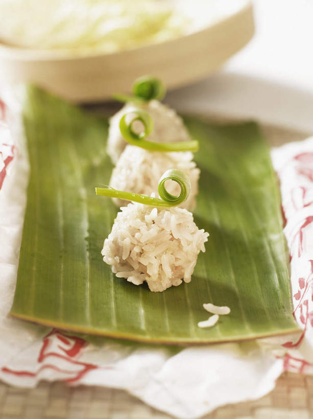 米饭,饭团,无人,竖图,俯视,室内,特写,白天,烹饪,餐桌,桌子,蔬菜,叶子,一排,阴影,朦胧,模糊,新鲜,整齐,装饰,反射,影子,韭菜,日本料理,料理,食品,绿叶,饭,芭蕉叶,菜肴,美食,食物,排列,三个,日式料理,日式,嫩叶,佳肴,有机食品,绿色食品,餐台,华丽,修饰,点缀,五谷,队列,起阳草,韭,山韭,长生韭,衬托,美观,雅致,雅观,叶,叶片,彩图,高角度拍摄