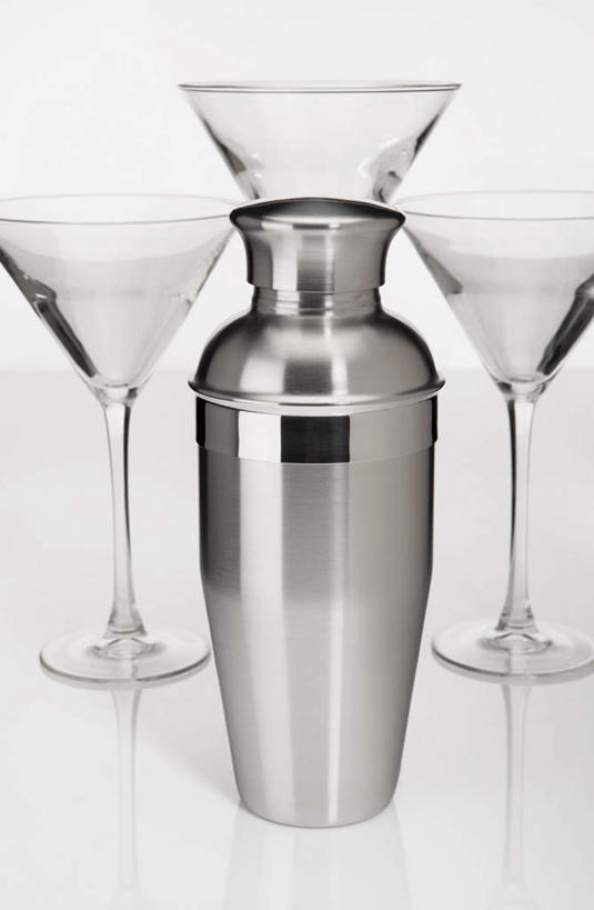 无人,竖图,俯视,室内,特写,白天,静物,杯子,金属制品,阴影,灰色背景,朦胧,模糊,反射,金属,高脚杯,影子,墙,调酒器,墙壁,墙面,玻璃制品,三个,一个,灰色,酒杯,摄影,影棚,单个,鸡尾酒杯,摇酒壶,摇酒器,玻璃杯,彩图,高角度拍摄,影棚拍摄,拍摄