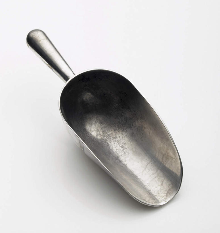 无人,竖图,俯视,室内,特写,白天,背景,白色背景,静物,金属制品,阴影,朦胧,模糊,反射,金属,铲子,影子,一个,白色,摄影,影棚,单个,配景,布景,彩图,高角度拍摄,影棚拍摄,拍摄