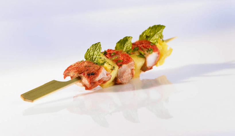 无人,横图,俯视,室内,特写,白天,白色背景,餐桌,桌子,鸟,叶子,阴影,朦胧,模糊,反射,鸟类,影子,调味,肉,香料,佐料,薄荷,绿叶,银丹草,肉类,竹签,一个,嫩叶,摄影,影棚,单个,餐台,配料,肉食,取食签,作料,斑叶凤梨薄荷,夜息香,鹌鹑,奔鹑,宛鹑,叶,叶片,彩图,高角度拍摄,影棚拍摄,拍摄