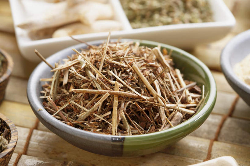 无人,横图,俯视,室内,特写,白天,背景,植物,一堆,许多,阴影,堆叠,堆积,朦胧,模糊,光线,影子,陶瓷,草药,药草,陶瓷制品,中药,白色,容器,碗,四个,储藏,堆,储存,药材,中草药,本草,配景,贯叶连翘,圣约翰草,千层楼,贯叶金丝桃,布景,彩图,高角度拍摄,贮存