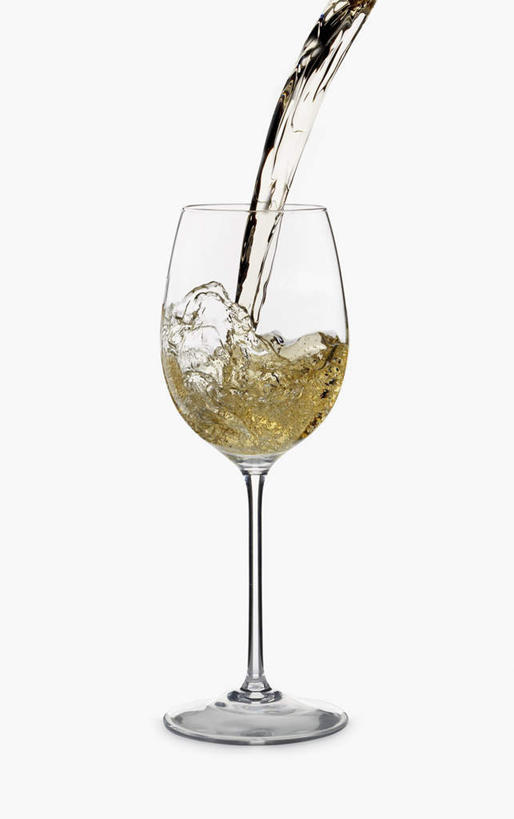 红酒,葡萄酒,无人,竖图,室外,特写,白天,白色背景,正面,餐桌,桌子,杯子,倒,阴影,波纹,光线,高脚杯,影子,红酒杯,白葡萄酒,酒类,玻璃制品,酒,饮料,一个,水纹,酒杯,波浪,摄影,影棚,单个,餐台,玻璃杯,彩图,影棚拍摄,拍摄