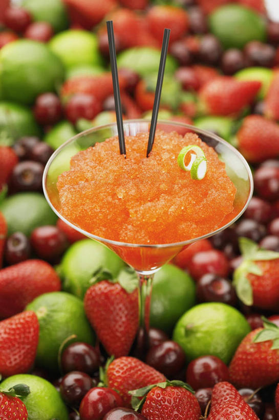 果汁,无人,竖图,俯视,室内,特写,白天,草莓,浆果,柠檬,杯子,水果,两根,许多,阴影,朦胧,模糊,新鲜,光线,高脚杯,影子,生食,食品,冰激凌,果实,饮品,很多,清凉,玻璃制品,食物,饮料,酒杯,冷饮,舒服,冰淇淋,有机食品,绿色食品,解暑,可口,解渴,巧克力棒,雪糕,香槟杯,舒爽,冰糕,消暑,适口,玻璃杯,益母果,洋莓,水果皇后,柠果,红莓,地莓,彩图,高角度拍摄,影棚拍摄