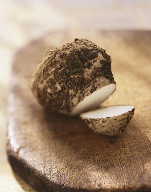 无人,竖图,俯视,室内,特写,白天,蔬菜,切开,阴影,新鲜,光线,影子,芋头,食品,案板,砧板,食物,有机食品,绿色食品,横截面,青芋,芋艿,彩图,高角度拍摄,影棚拍摄