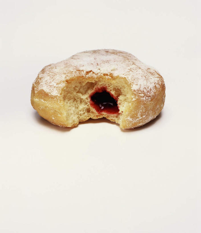 点心,面包,无人,竖图,俯视,室内,特写,白天,白色背景,阴影,光线,影子,缺口,调料,食品,糖,面点,调味品,调味料,食物,糕点,一个,白色,甜甜圈,摄影,影棚,单个,多纳滋面包,唐纳滋,面包圈,彩图,高角度拍摄,影棚拍摄,拍摄