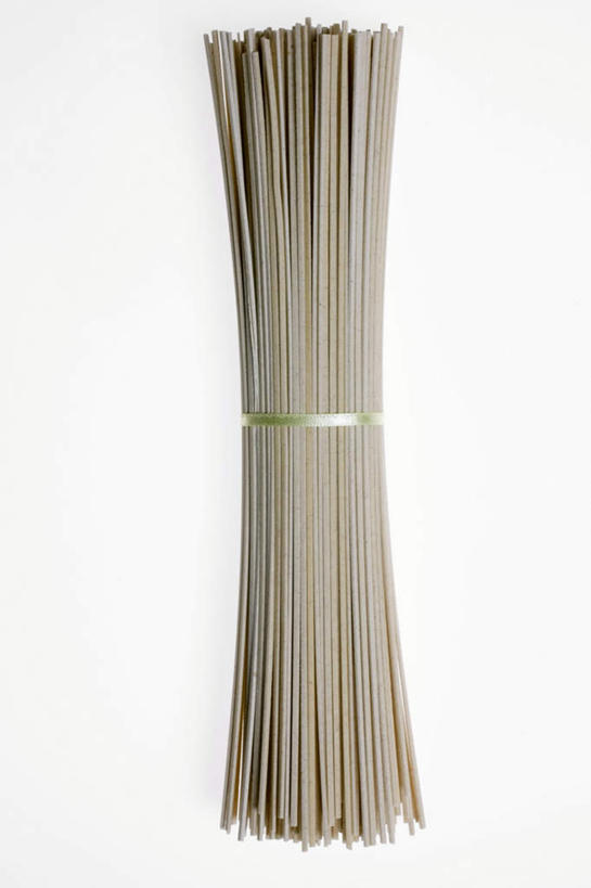 面食,面条,无人,竖图,俯视,室内,特写,白天,白色背景,一排,许多,阴影,朦胧,模糊,整齐,光线,影子,面,拉面,排列,绳子,摄影,荞麦面,影棚,捆绑,绳索,队列,绑缚,彩图,高角度拍摄,影棚拍摄,拍摄