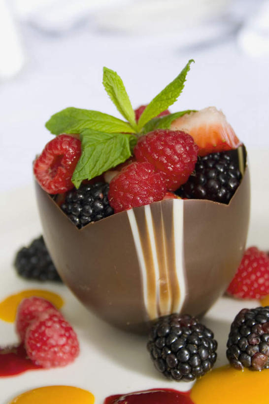 无人,竖图,俯视,室内,特写,白天,餐桌,桌子,浆果,水果,叶子,一堆,许多,阴影,堆叠,堆积,朦胧,模糊,新鲜,装饰,光线,影子,陶瓷,桑葚,桑椹,生食,食品,果实,绿叶,陶瓷制品,食物,一个,红色,容器,碗,覆盆子,嫩叶,有机食品,绿色食品,单个,餐台,储藏,堆,华丽,修饰,点缀,储存,衬托,美观,雅致,雅观,叶,叶片,彩图,高角度拍摄,贮存