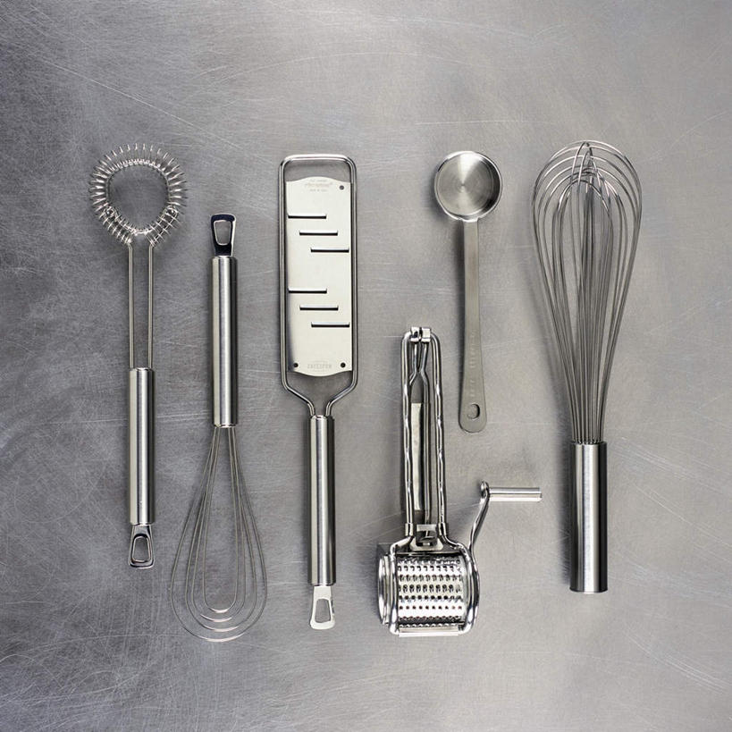 无人,横图,俯视,室内,特写,白天,烹饪,厨房,静物,厨具,金属制品,一排,阴影,不锈钢,整齐,光线,金属,影子,勺子,灯光,排列,打蛋器,调羹,搅拌器,汤匙,摄影,影棚,队列,烹饪用具,乳酪磨碎器,擦菜板,手动打蛋器,烹调用具,烹调,彩图,高角度拍摄,影棚拍摄,拍摄,灶间