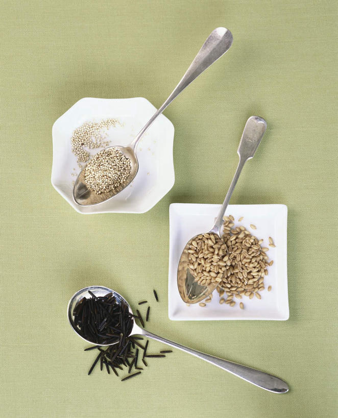 无人,竖图,俯视,室内,特写,白天,幸福,农作物,小麦,茶,桌面,桌子,餐具,阴影,光线,木制,碟子,盘,影子,勺子,谷物,茶叶,水稻,娱乐,稻,两个,三个,盘子,木制品,调羹,碟,汤匙,享受,休闲,温馨,放松,乐趣,摄影,麦子,影棚,提神,舒适,醒脑,奎藜,奎藜籽,奎奴亚藜,藜麦,南美藜,彩图,高角度拍摄,影棚拍摄,拍摄