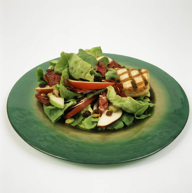 无人,竖图,俯视,室内,特写,白天,白色背景,桌面,桌子,苹果,蔬菜,餐具,水果,阴影,新鲜,光线,木制,鱼,碟子,盘,影子,生菜,莴苣,肉,生食,蔬菜沙拉,鱼肉,沙拉,食品,色拉,沙律,肉类,鱼类,海洋生物,食物,一个,盘子,木制品,碟,摄影,有机食品,绿色食品,影棚,单个,色拉酱,水生动物,千岛酱,水生物,肉食,海底动物,旗鱼,春菜,鹅仔菜,莴仔菜,千金菜,叶用莴苣,芭蕉鱼,彩图,高角度拍摄,影棚拍摄,拍摄