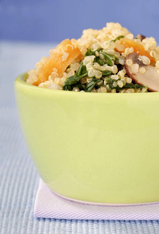 无人,竖图,俯视,室内,特写,白天,桌面,桌子,萝卜,胡萝卜,蔬菜,阴影,花纹,新鲜,光线,木制,布,图案,影子,陶瓷,菌菇,蘑菇,食品,陶瓷制品,菌类,布纹,食物,一个,木制品,容器,碗,香草,食用菌,有机食品,绿色食品,单个,储藏,布匹,储存,奎藜,奎藜籽,奎奴亚藜,藜麦,南美藜,芳香植物,红萝卜,甘荀,彩图,高角度拍摄,贮存