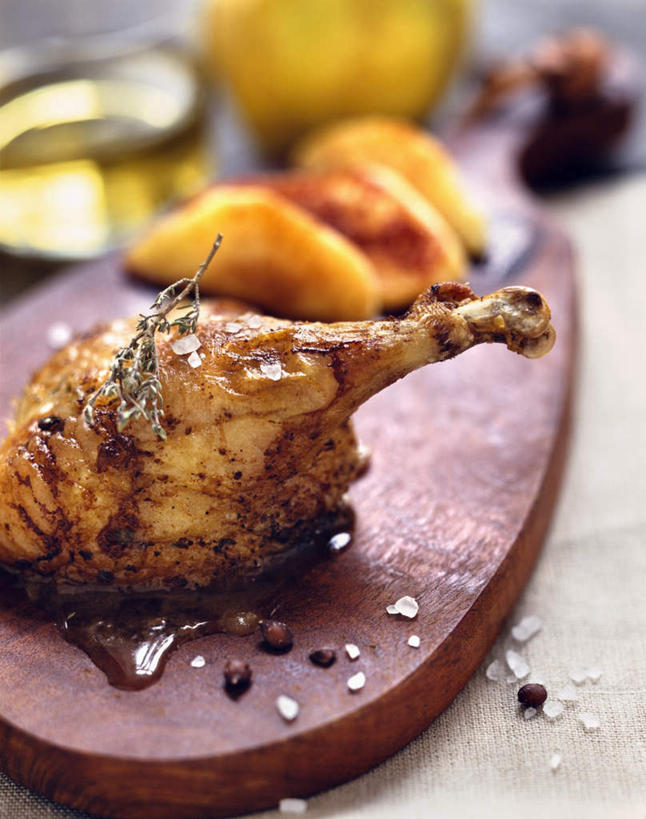 无人,竖图,俯视,室内,特写,白天,餐桌,桌子,叶子,一块,阴影,朦胧,模糊,装饰,光线,木制,影子,调料,酱料,酱汁,肉,盐,佐料,绿叶,案板,调味品,调味料,鸭肉,酱,肉类,食盐,砧板,木制品,嫩叶,餐台,华丽,修饰,点缀,配菜,鸭腿,肉食,衬托,美观,雅致,雅观,叶,叶片,彩图,高角度拍摄