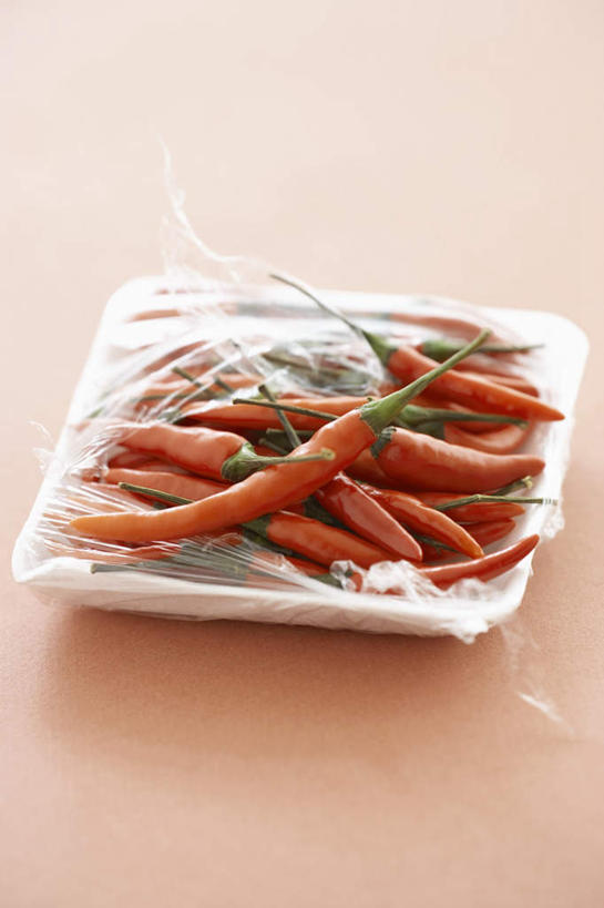 无人,竖图,俯视,室内,特写,白天,辣椒,蔬菜,餐具,一堆,许多,阴影,堆叠,堆积,红色背景,新鲜,光线,碟子,盘,影子,食品,很多,食物,红色,盘子,碟,摄影,有机食品,绿色食品,影棚,堆,保鲜膜,辣角,红海椒,大椒,辣虎,广椒,辣子,红辣椒,海椒,番椒,彩图,高角度拍摄,影棚拍摄,拍摄