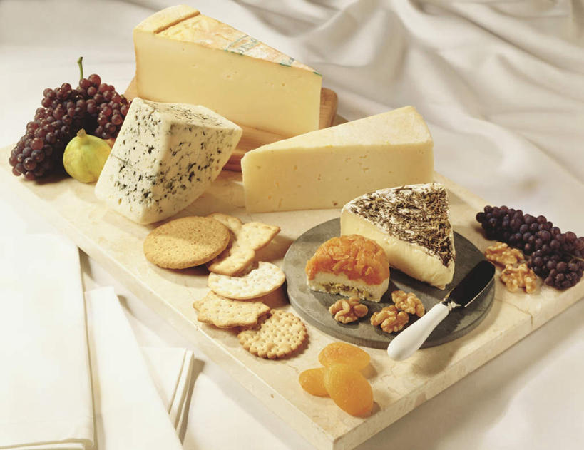 点心,奶酪,无人,横图,俯视,室内,特写,白天,白色背景,桌面,桌子,葡萄,杏,水果,金属制品,阴影,新鲜,光线,金属,木制,布料,工具,影子,核桃,生食,干酪,起司,食品,坚果,果实,案板,刀具,芝士,营养,布纹,砧板,桌布,食物,餐巾,木制品,台布,刀,饼干,干果,零食,乳酪,摄影,有机食品,绿色食品,影棚,乳制品,菜刀,发酵,杏果,胡桃,羌桃,切菜刀,杏子,山葫芦,蒲桃,草龙珠,彩图,高角度拍摄,影棚拍摄,拍摄