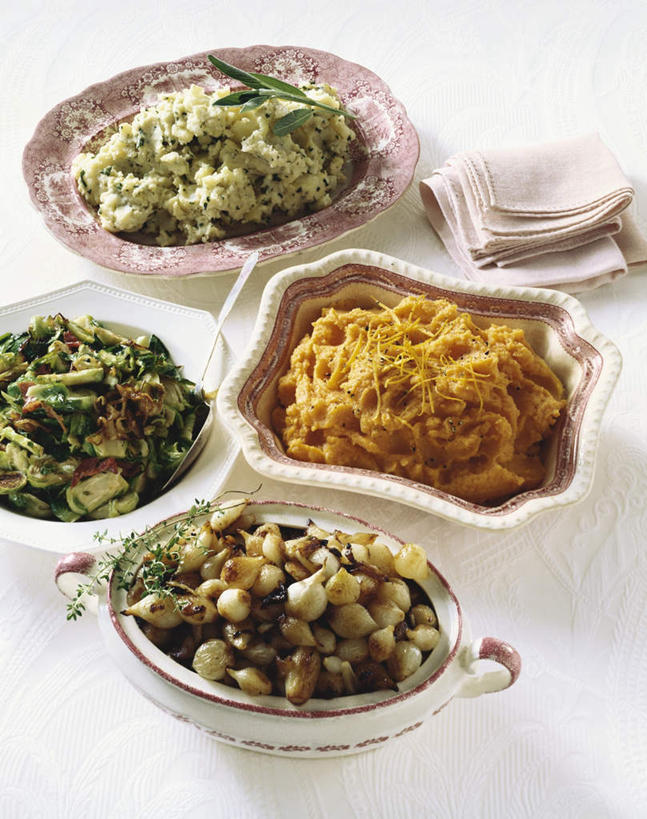 无人,竖图,俯视,室内,特写,白天,白色背景,黄瓜,蔬菜,土豆,餐具,叶子,阴影,新鲜,光线,布料,碟子,盘,影子,勺子,食品,绿叶,布纹,桌布,食物,盘子,餐巾,调羹,碟,台布,汤匙,四个,嫩叶,摄影,有机食品,绿色食品,影棚,馍馍蛋,叶,叶片,洋芋,山药蛋,青瓜,马铃薯,胡瓜,彩图,高角度拍摄,影棚拍摄,拍摄,菜泥