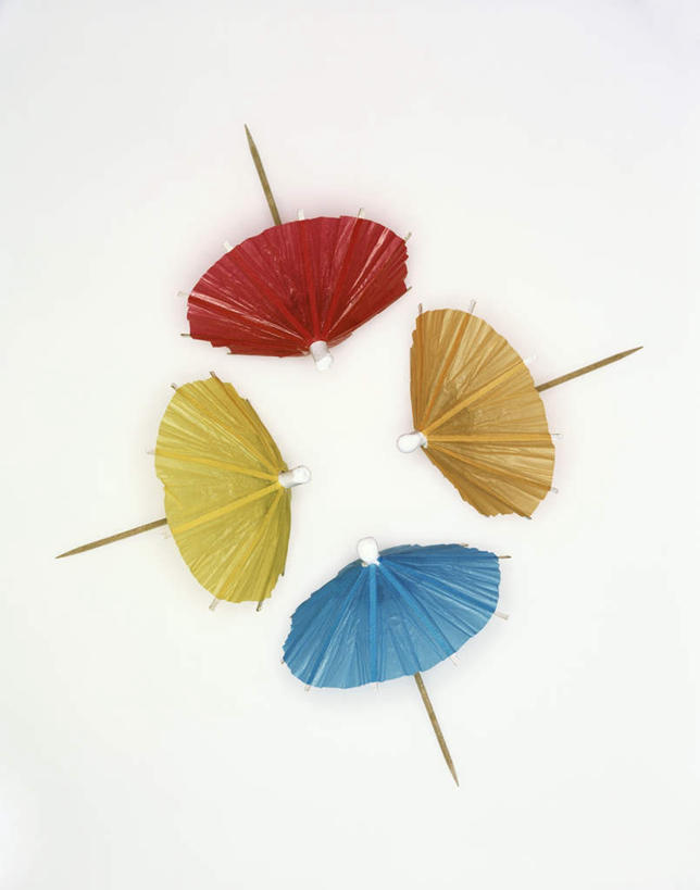 无人,竖图,俯视,室内,特写,白天,白色背景,餐桌,桌子,阴影,装饰,光线,伞,影子,纸伞,黄色,红色,蓝色,四个,摄影,影棚,餐台,华丽,修饰,点缀,小伞,衬托,美观,雅致,雅观,鸡尾酒伞,酒杯伞,伞签,彩图,高角度拍摄,影棚拍摄,拍摄