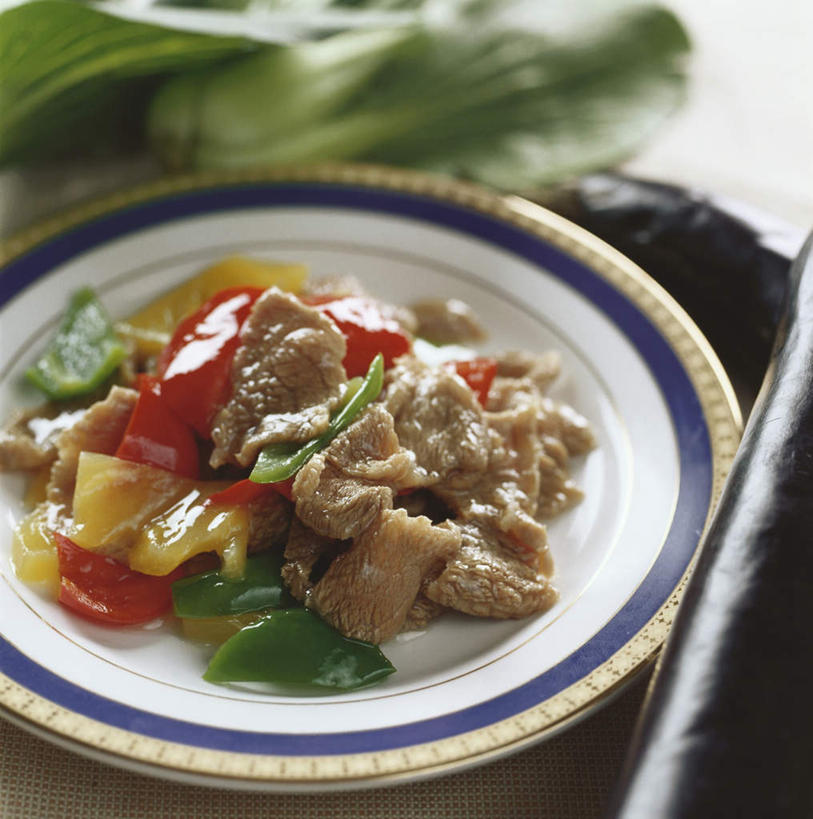 无人,竖图,俯视,室内,特写,白天,烹饪,中餐,餐桌,桌子,菠萝,辣椒,蔬菜,餐具,水果,阴影,朦胧,模糊,新鲜,光线,碟子,盘,影子,青菜,肉,牛肉,料理,食品,果实,咕咾肉,咕噜肉,菜肴,美食,肉类,食物,一个,盘子,碟,中式,佳肴,有机食品,绿色食品,单个,餐台,小白菜,肉食,彩椒,辣角,红海椒,大椒,辣虎,广椒,甜酸肉,不结球白菜,凤梨,甜椒,柿子椒,辣子,海椒,番椒,灯笼椒,彩图,高角度拍摄