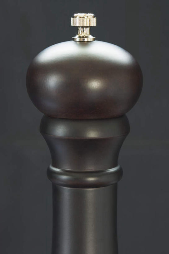 无人,竖图,俯视,室内,特写,白天,餐桌,桌子,静物,厨具,金属制品,阴影,黑色背景,光线,金属,工具,影子,一个,摄影,影棚,单个,餐台,胡椒磨,研磨器,胡椒研磨器,彩图,高角度拍摄,影棚拍摄,拍摄