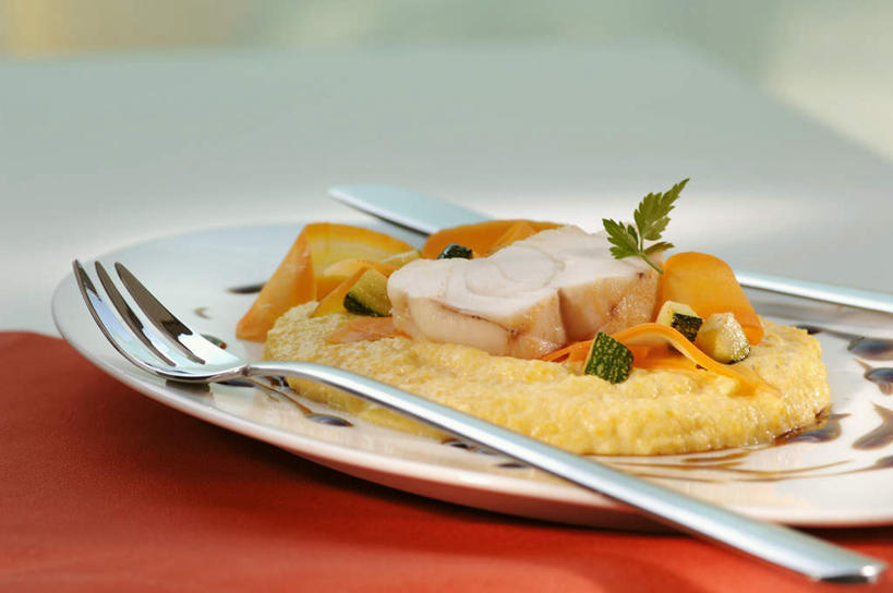 奶酪,无人,横图,俯视,室内,特写,白天,玉米,桌面,桌子,萝卜,胡萝卜,蔬菜,餐具,阴影,新鲜,光线,木制,鱼,棒子,布料,叉子,刀叉,刀子,碟子,盘,影子,玉蜀黍,肉,鱼肉,干酪,起司,食品,西葫芦,芝士,营养,布纹,肉类,鱼类,海洋生物,桌布,食物,一个,盘子,餐巾,木制品,碟,台布,乳酪,白瓜,有机食品,绿色食品,单个,苞米,乳制品,水生动物,餐刀,苞芦,水生物,发酵,肉食,海底动物,餐叉,苞谷,安康鱼,蛤蟆鱼,老头鱼,结巴鱼,丑婆,茭瓜,包谷,大蜀黍,番麦,薏米包,玉高粱,玉麦,珍珠米,鮟鱇,鮟鱇鱼,哈蟆鱼,海哈蟆,琵琶鱼,深海鮟鱇,深海鮟鱇鱼,深海钓鱼者,进餐用具,红萝卜,甘荀,彩图,高角度拍摄