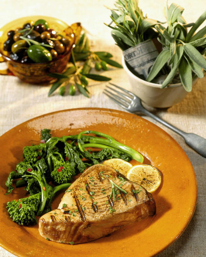 无人,竖图,俯视,室内,特写,白天,桌面,桌子,橄榄,蔬菜,餐具,水果,叶子,一堆,许多,阴影,堆叠,堆积,新鲜,光线,木制,鱼,叉子,碟子,盘,影子,陶瓷,花菜,花椰菜,西兰花,肉,鱼肉,食品,绿叶,陶瓷制品,很多,肉类,鱼类,海洋生物,食物,一个,盘子,木制品,容器,碟,碗,嫩叶,有机食品,绿色食品,单个,储藏,堆,黑橄榄,储存,水生动物,水生物,肉食,海底动物,乌橄榄,餐叉,乌榄,旗鱼,油橄榄,芭蕉鱼,叶,叶片,进餐用具,青果,白榄,彩图,高角度拍摄,贮存