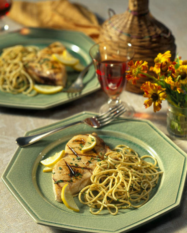 面食,面条,意大利面,红酒,葡萄酒,无人,竖图,俯视,室内,特写,白天,西餐,桌面,桌子,柑橘,杯子,餐具,花瓶,水果,阴影,新鲜,装饰,盛开,光线,木制,鱼,叉子,刀叉,刀子,碟子,高脚杯,盘,影子,面,肉,生食,鱼肉,料理,食品,果实,红酒杯,酒类,花蕾,肉类,鱼类,海洋生物,玻璃制品,酒,花,花瓣,花朵,鲜花,食物,饮料,盘子,玻璃瓶,酒杯,木制品,瓶子,碟,花苞,花蕊,红葡萄酒,西式,有机食品,绿色食品,华丽,修饰,点缀,水生动物,餐刀,水生物,肉食,海底动物,餐叉,旗鱼,衬托,美观,雅致,雅观,芭蕉鱼,玻璃杯,进餐用具,橘子,桔子,橙子,橙,彩图,高角度拍摄