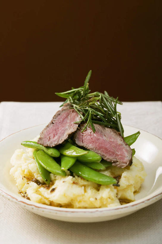 无人,竖图,俯视,室内,特写,白天,植物,餐桌,桌子,蔬菜,土豆,餐具,阴影,新鲜,光线,布料,碟子,盘,影子,豆类,豆子,豌豆,肉,牛肉,食品,布纹,荷兰豆,肉类,桌布,食物,一个,盘子,餐巾,碟,台布,有机食品,绿色食品,单个,餐台,迷迭香,雪豆,肉食,豆科,馍馍蛋,海洋之露,寒豆,毕豆,麻累,国豆,小寒豆,麦豌豆,洋芋,山药蛋,马铃薯,彩图,高角度拍摄,菜泥